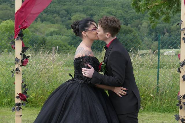 Mariage en noir et bordeaux