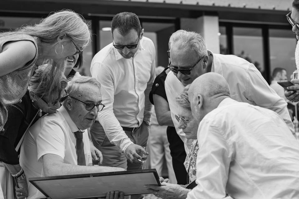 Une famille autour d'une photo