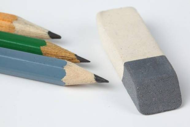 Crayons en papier et gomme