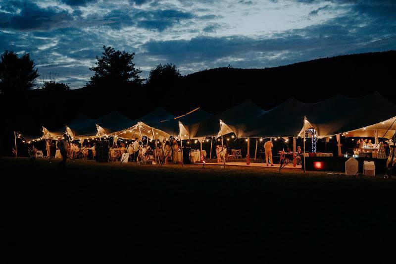 Tentes nomades avec guirlandes