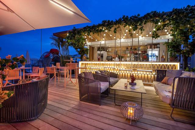 Bar extérieur sur la plage