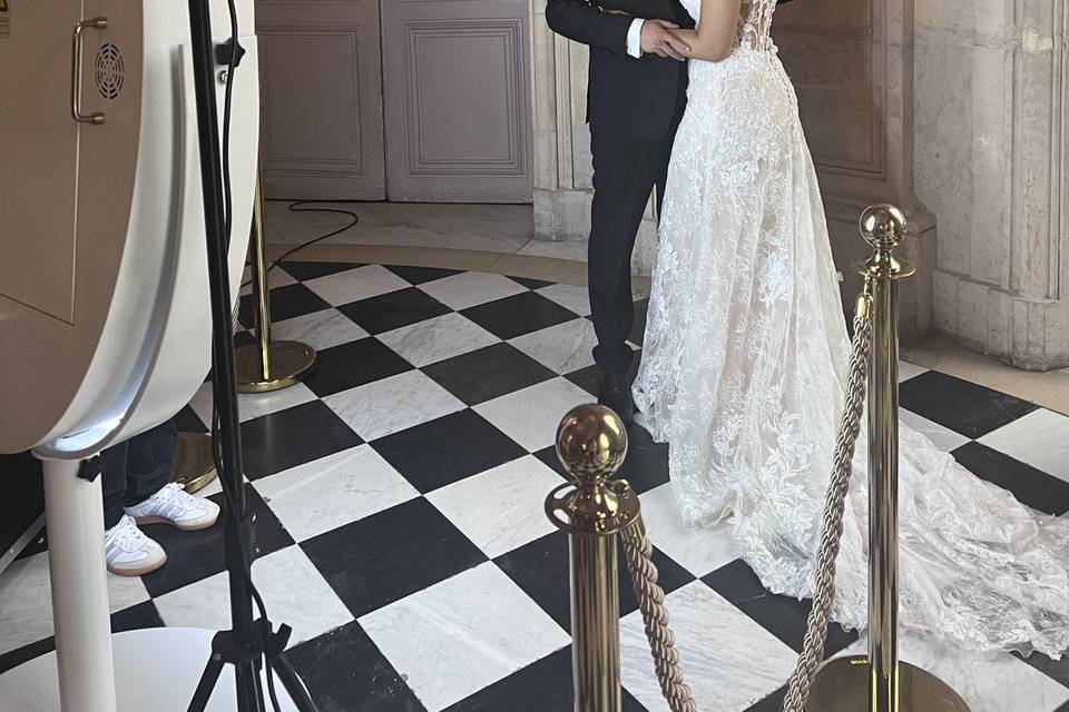 Les Mariés pose avec le Miroir