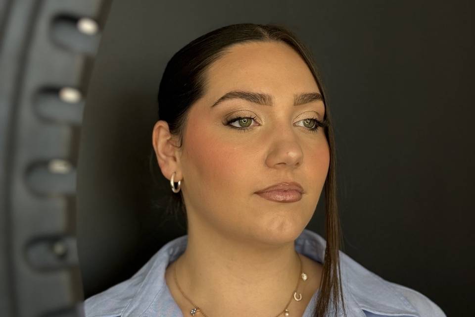 MAKE UP
