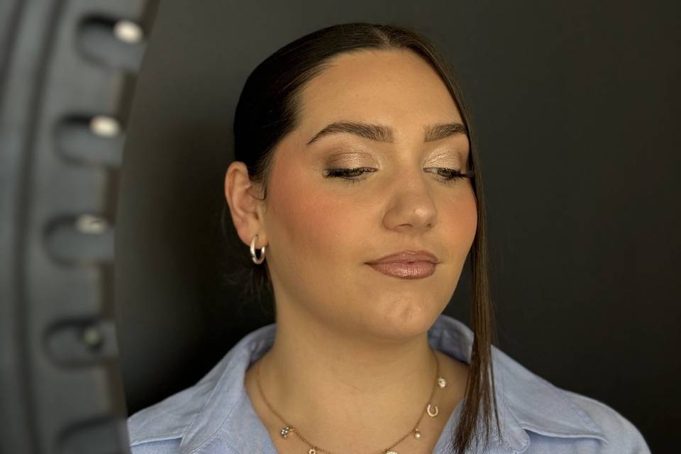 MAKE UP