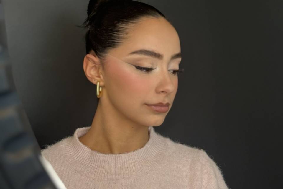 MAKE UP