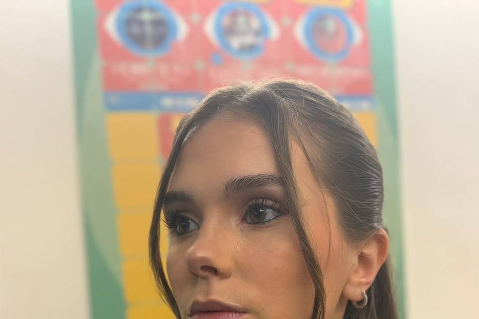 MAKE UP