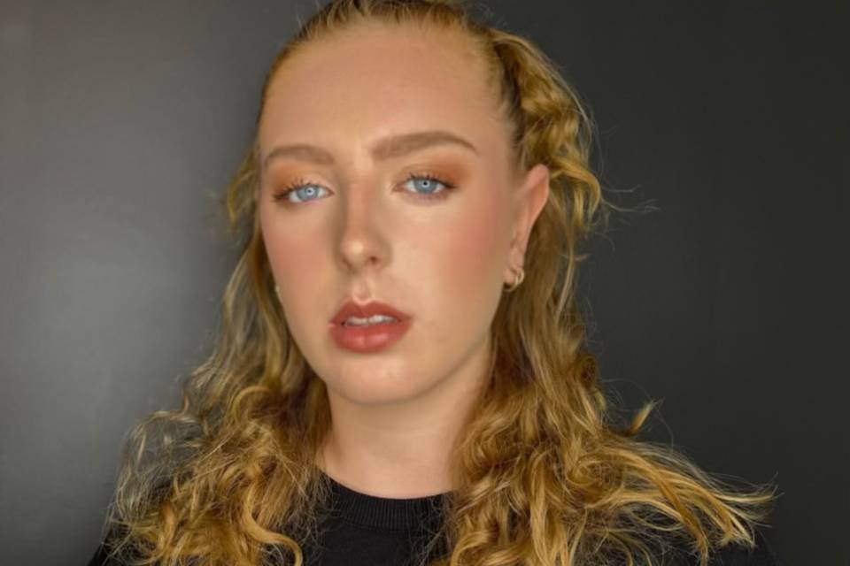 MAKE UP