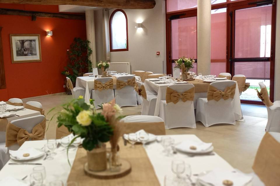 Salle de mariage préparée