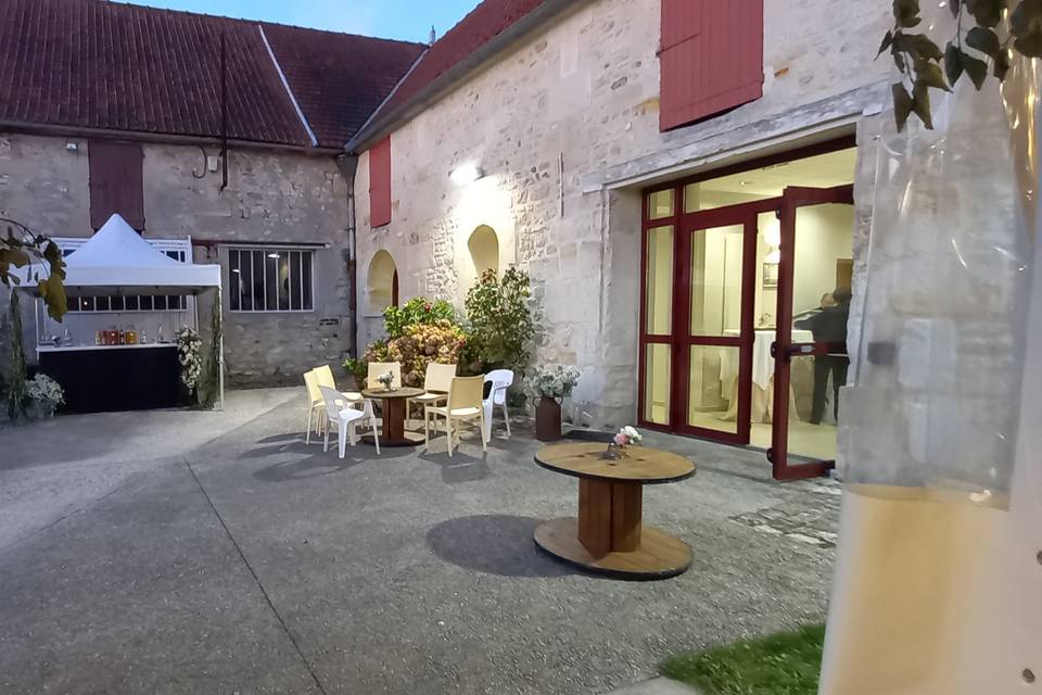 La terrasse éclairée le soir