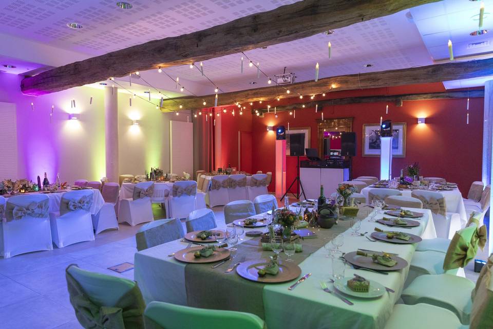 Salle installée avec DJ