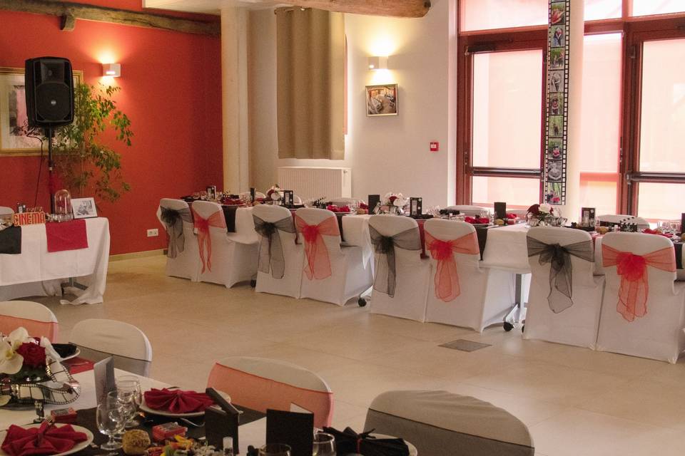 Salle décorée par les mariés