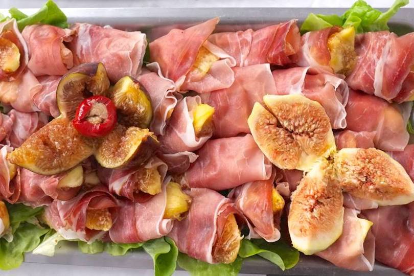 Plateau de jambon avec figues fraîches - antipasti pour fêtes