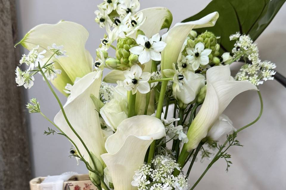 Bouquet de mariée blanc épuré