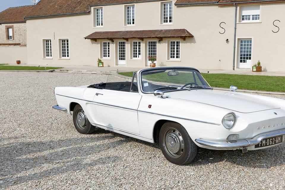 Coté cour voiture des mariés