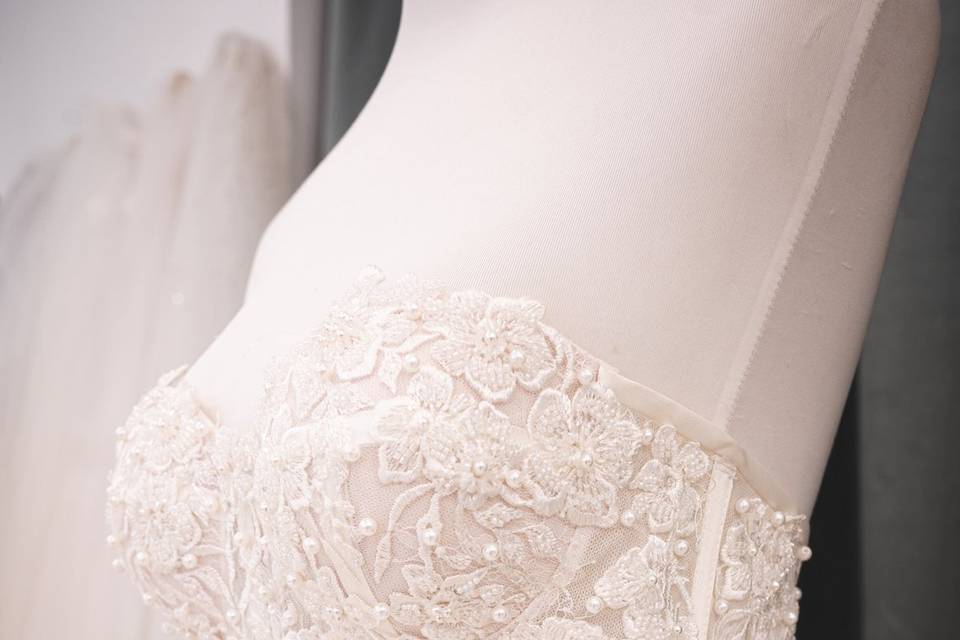 Bustier perles et fleurs, vue de côté