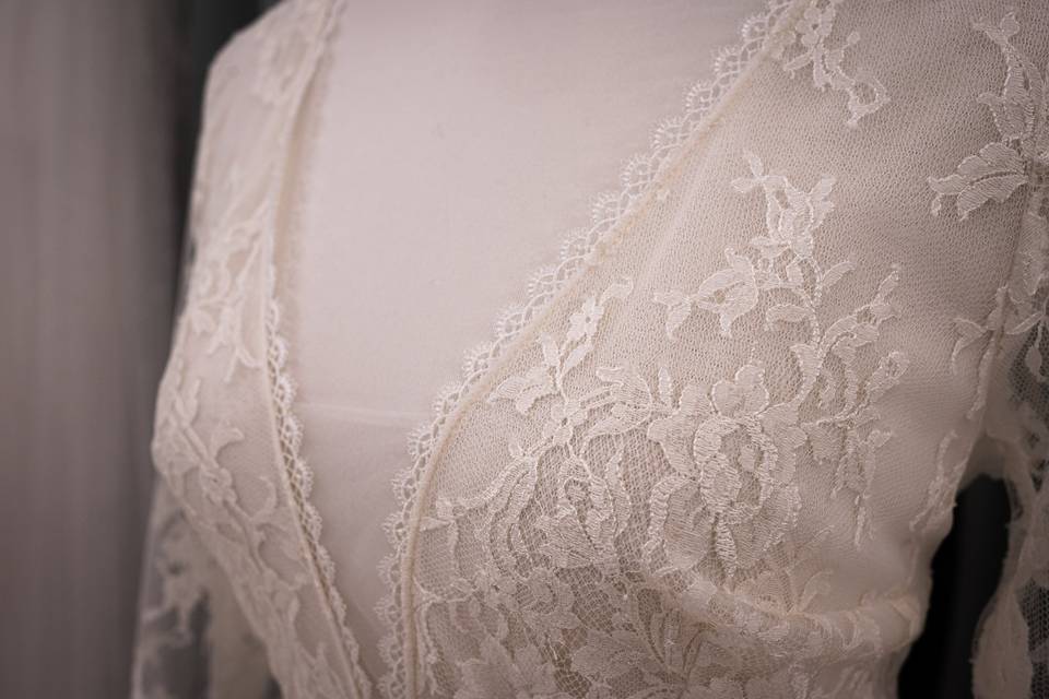 Détail bustier en dentelle florale