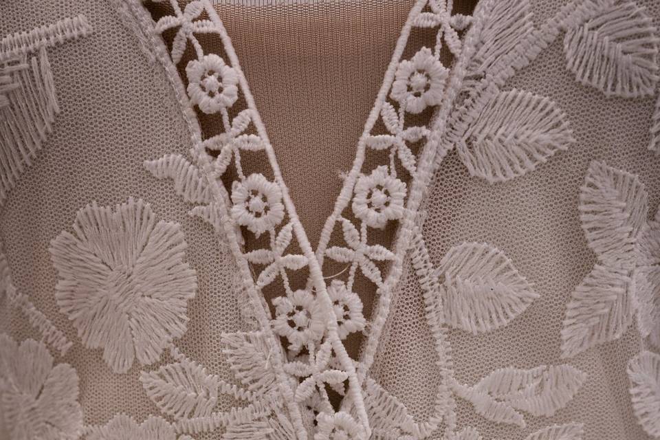 Détail décolleté en dentelle