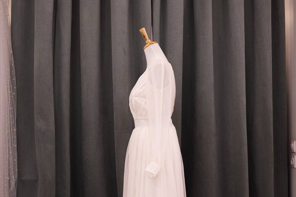 Robe en dentelle, vue côté
