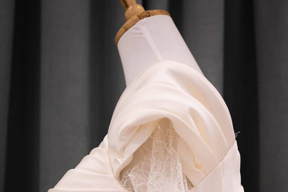 Robe manches bouffantes, vue de côté