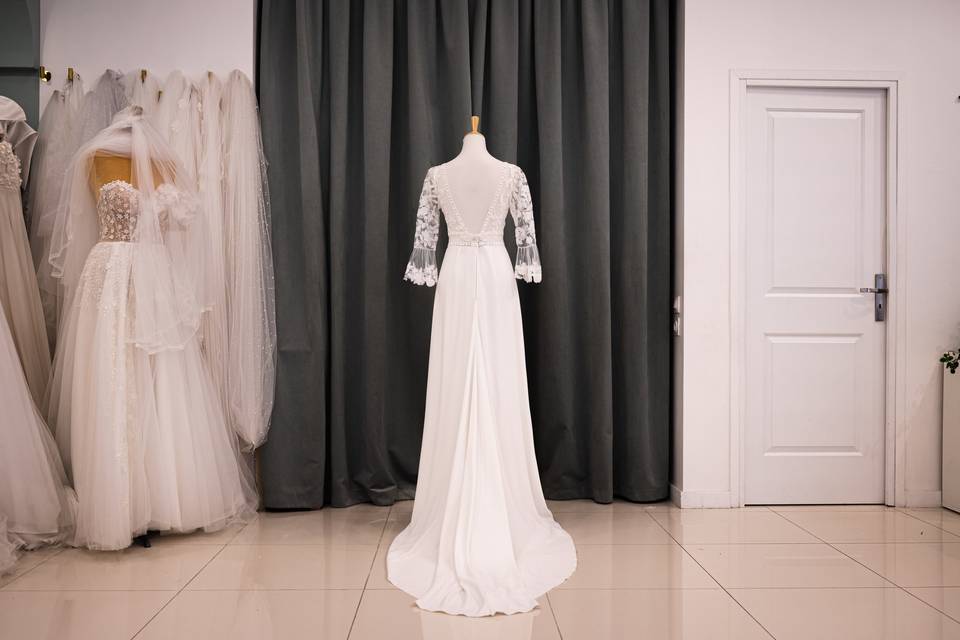 Robe manches transparentes fleurs, dos complète