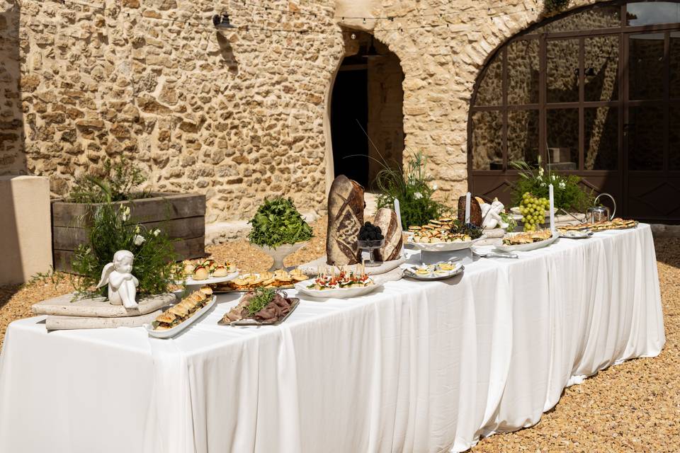 Buffet dans la cour