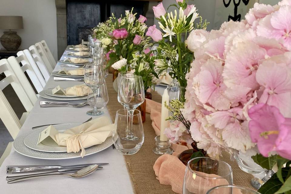 Table avec soliflores pastels