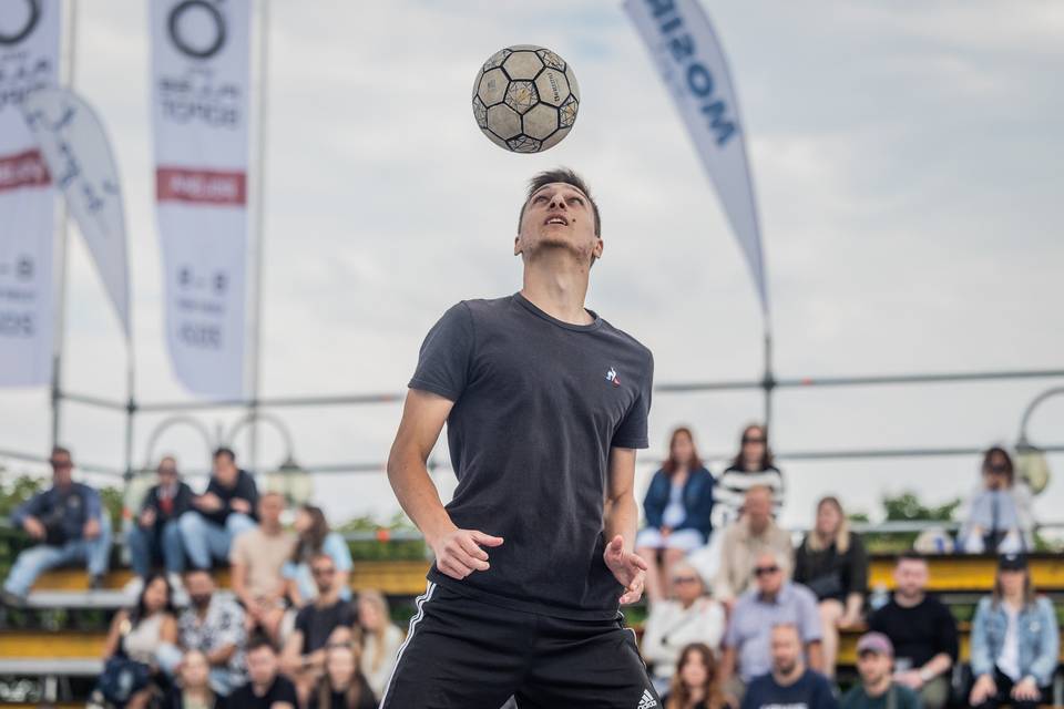 Show football freestyle