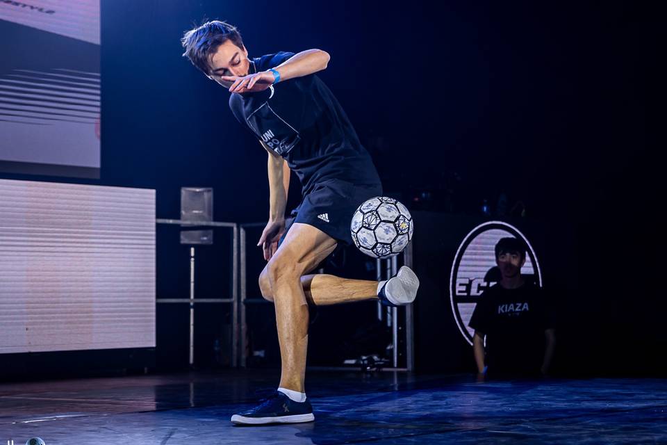 Spectacle football freestyle