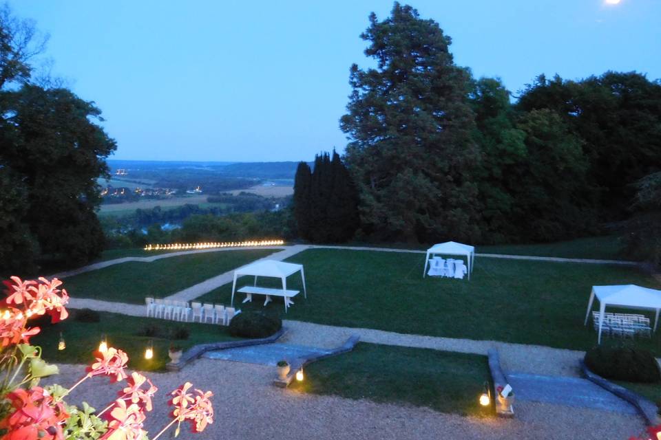 La nuit lumineuse dans le parc