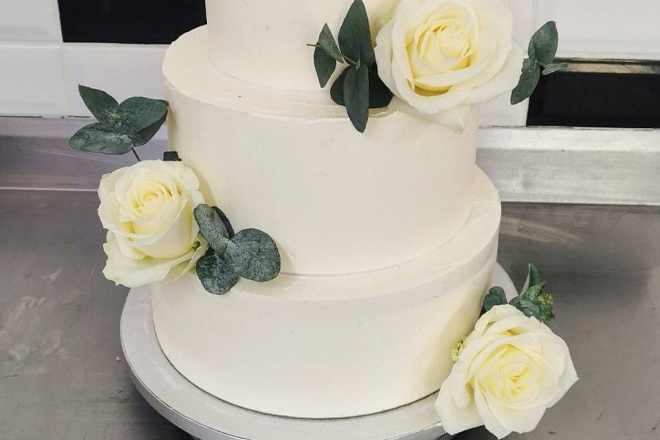 Weddingcake rose et eucalyptus