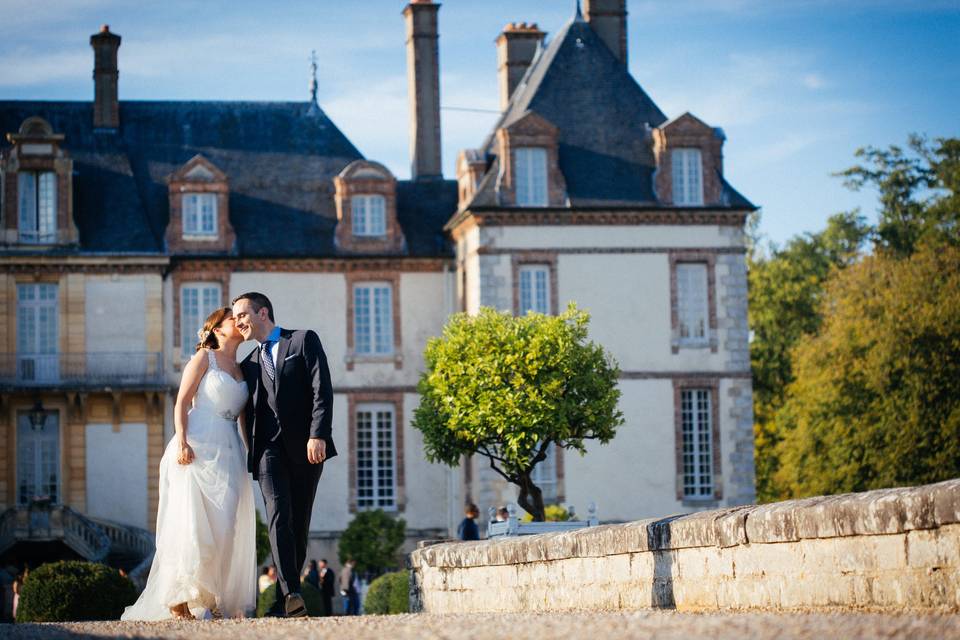 Mariés devant le château