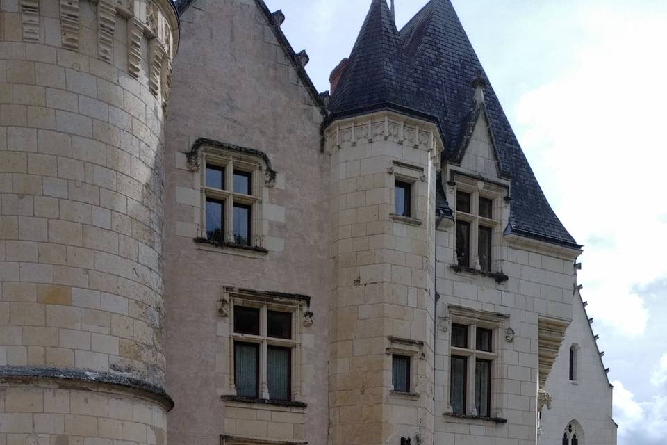 Mariés devant le château