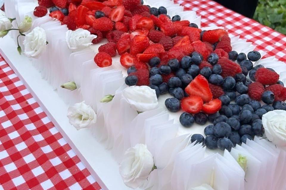 Long cake fruits rouge