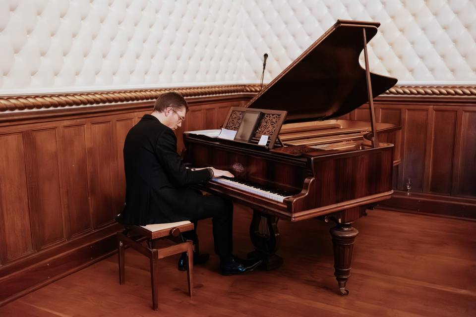 Open Piano Bar