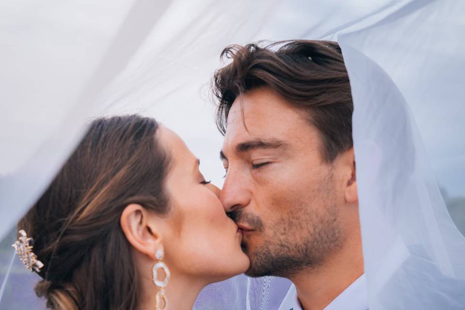 Sous le voile de la mariée