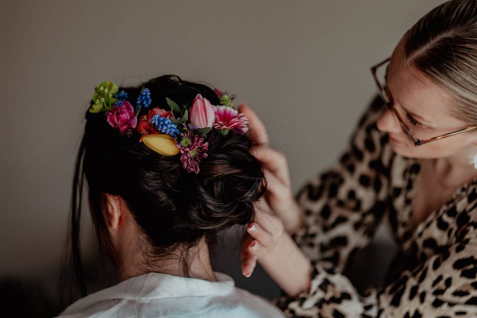 Chignon avec fleurs colorés