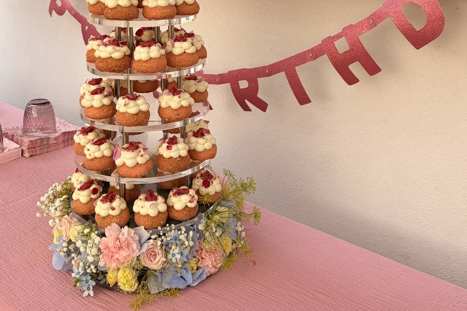 Choux sur présentoir fleuri