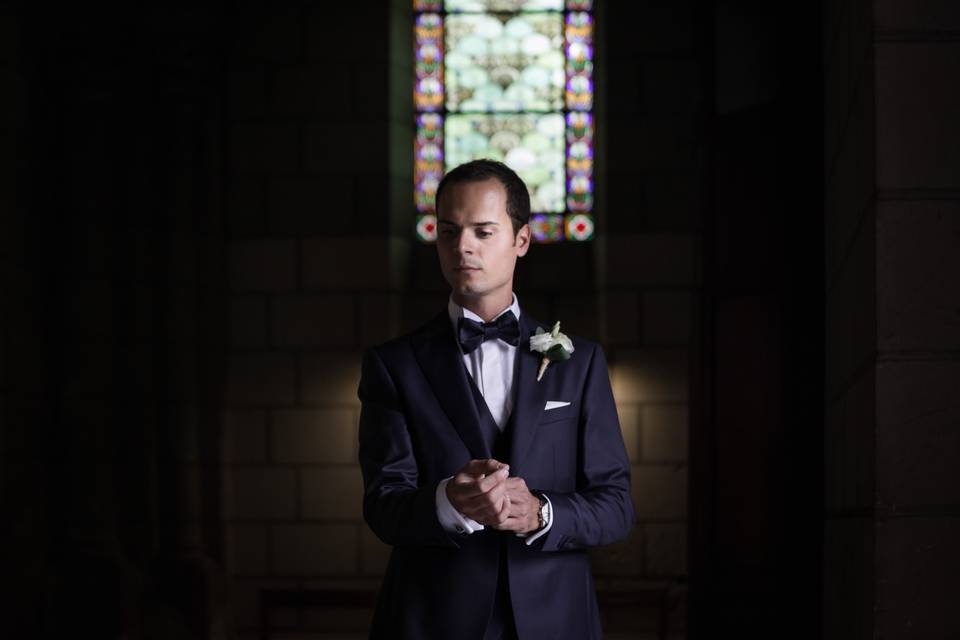 Portrait du marié à l'église