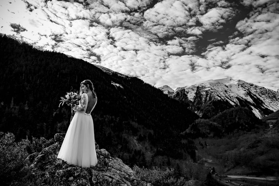 La marié face à la montagne