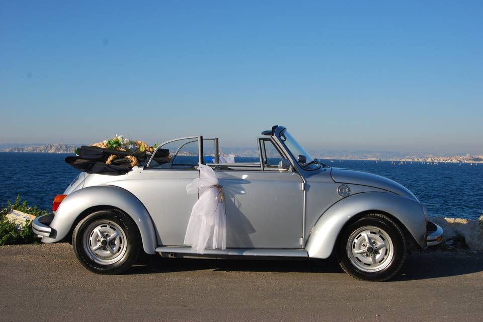 Cabriolet devant la mer