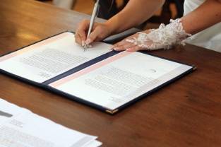 Bride de signer le document