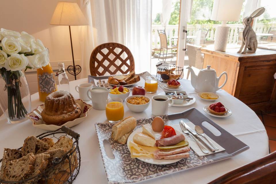 Table petit déjeuner convivial