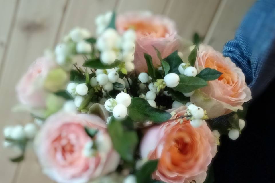 Bouquet rond roses symphorine