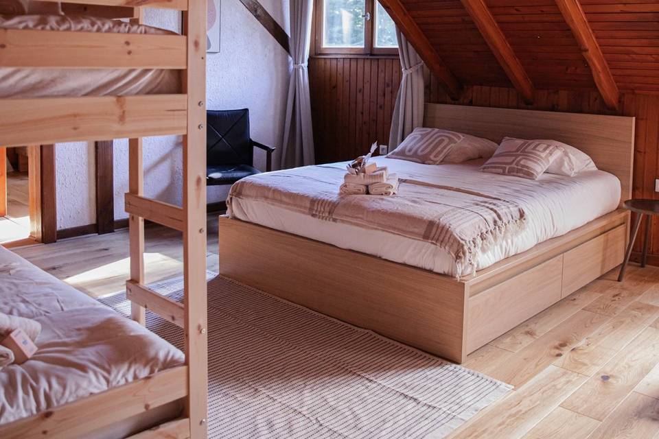 Chambre chaleureuse avec poutres