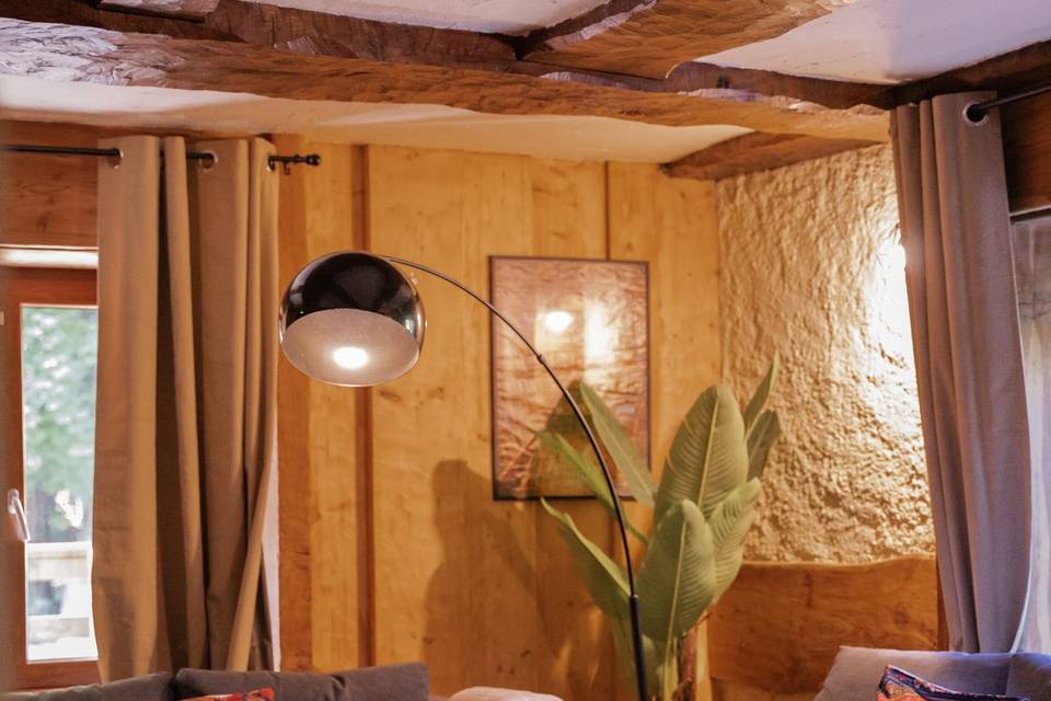 Salon lumineux et rustique