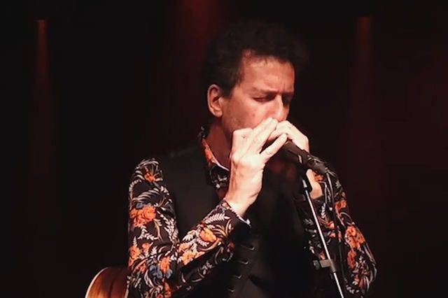 Roberto à l'harmonica