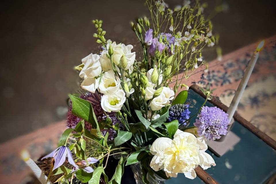 Fleurs et vieux objets
