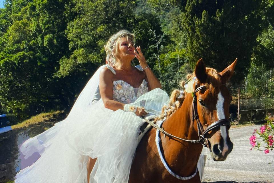 Arrivée mariée à cheval