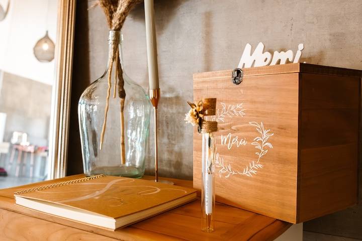 Table livre d'or et urne