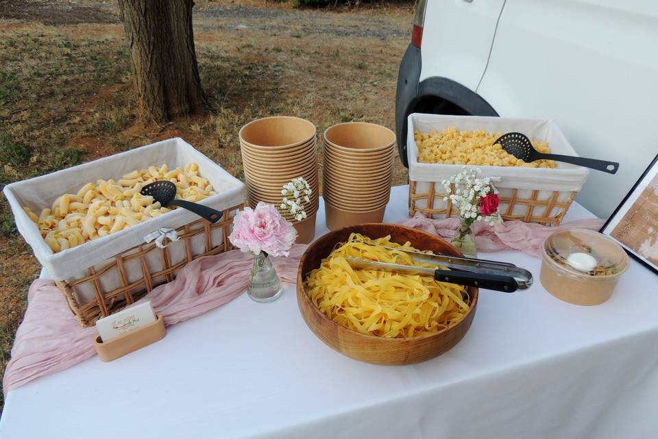 Bar à pâtes lors d'un mariage